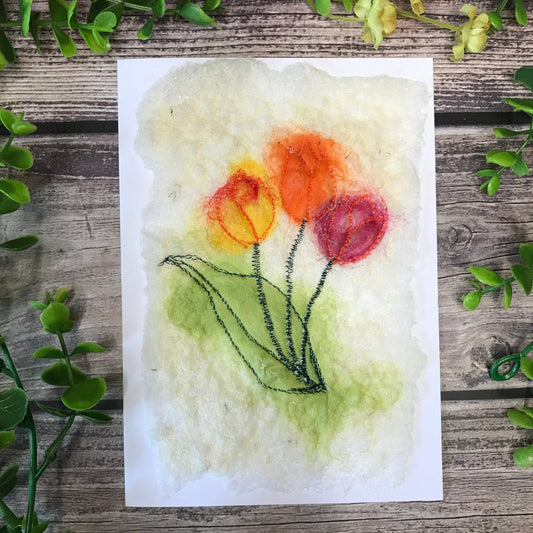 Carte de vœux avec trois tulipes brodée sur la laine