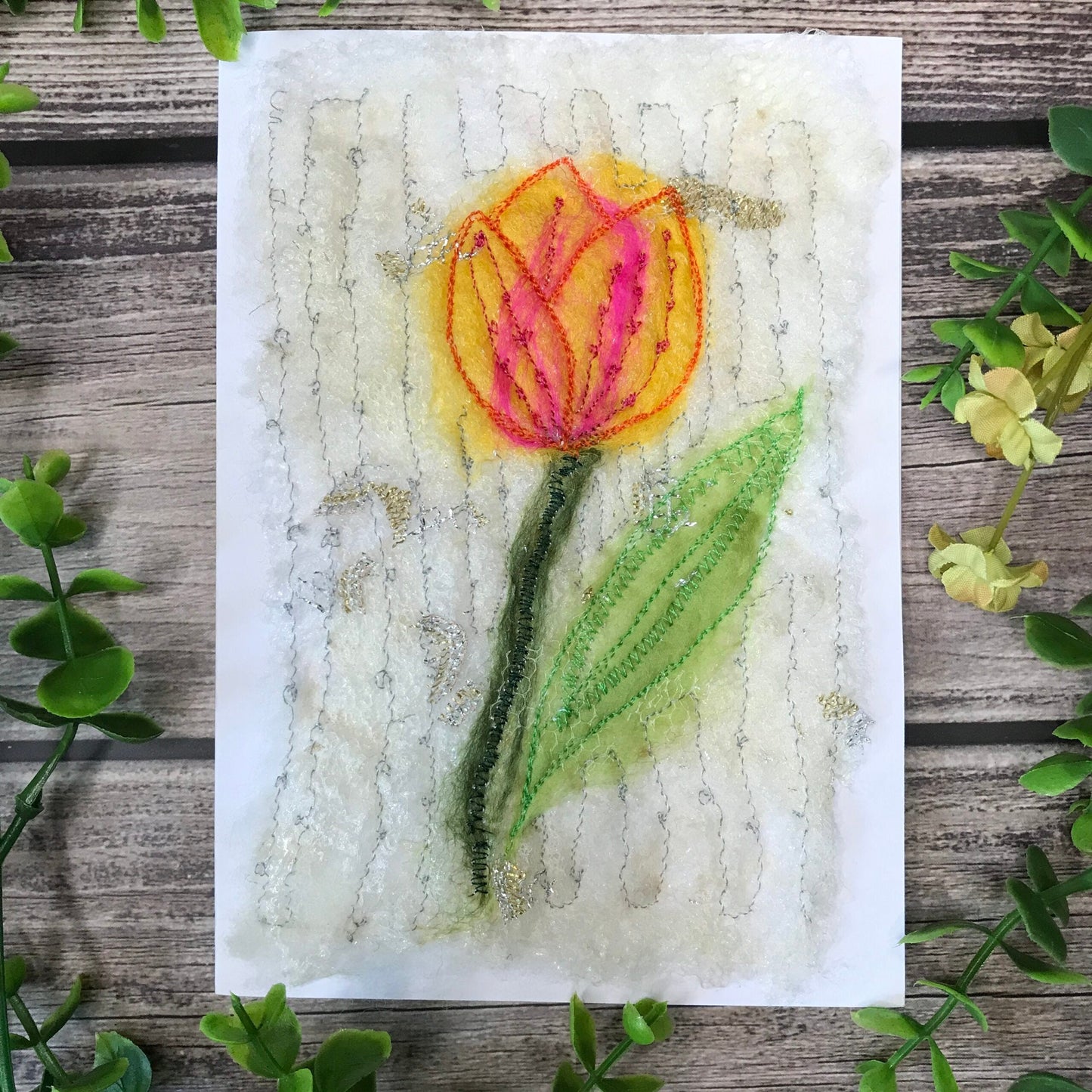 Carte de vœux avec une tulipe jaune-orange brodée sur la laine