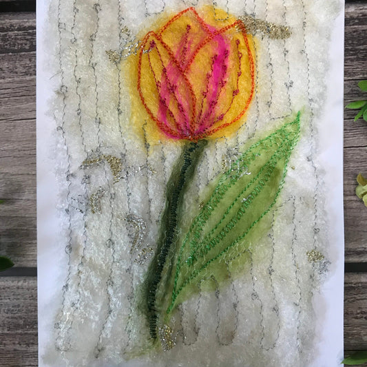 Carte de vœux avec une tulipe jaune-orange brodée sur la laine