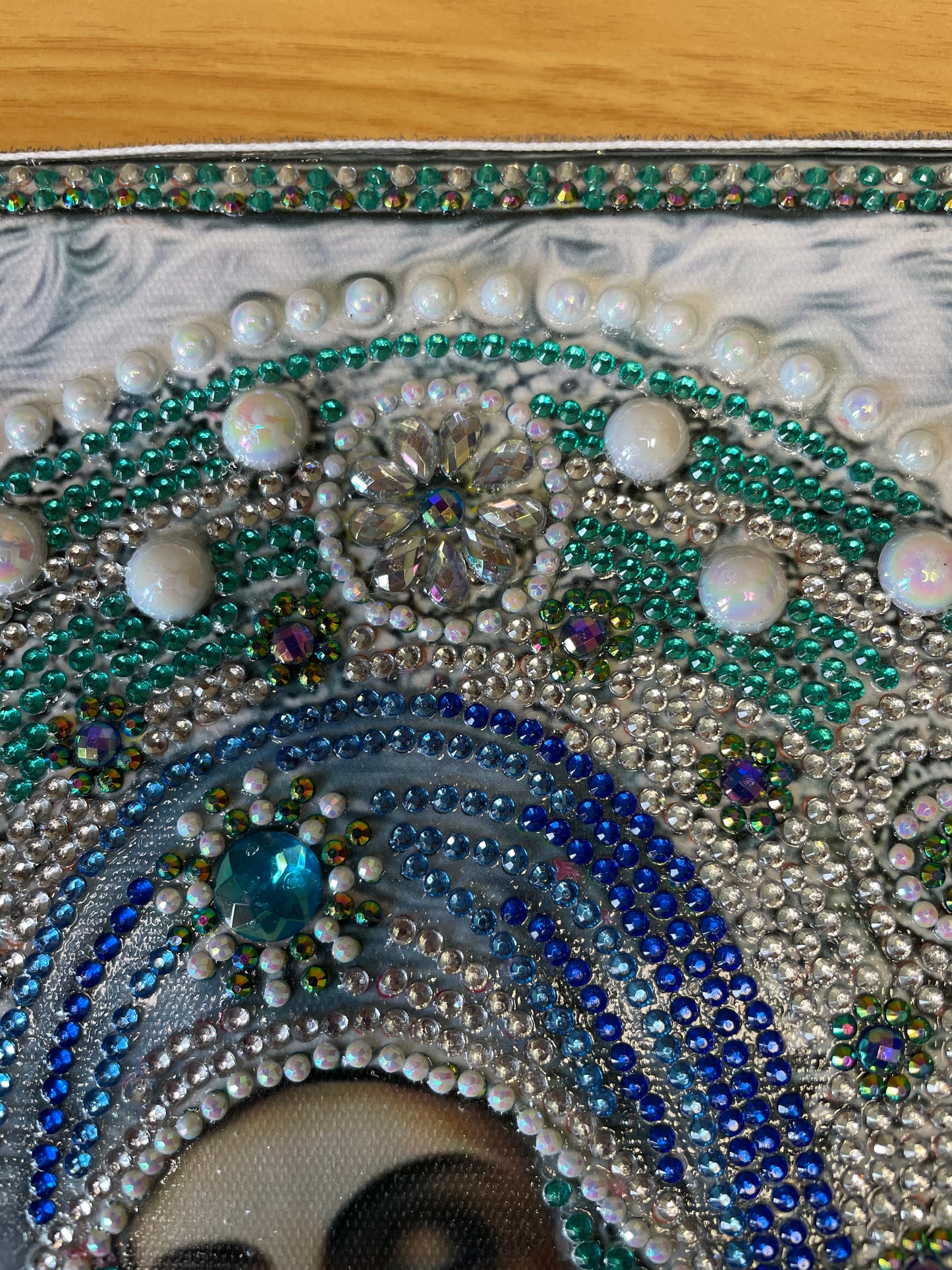 Cadre de la Vierge perlée bleu, vert, argent