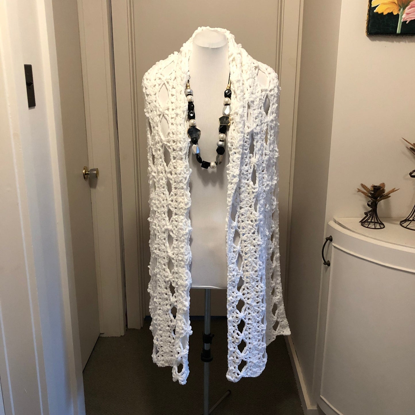 Grand foulard blanc crocheté en laine très douce