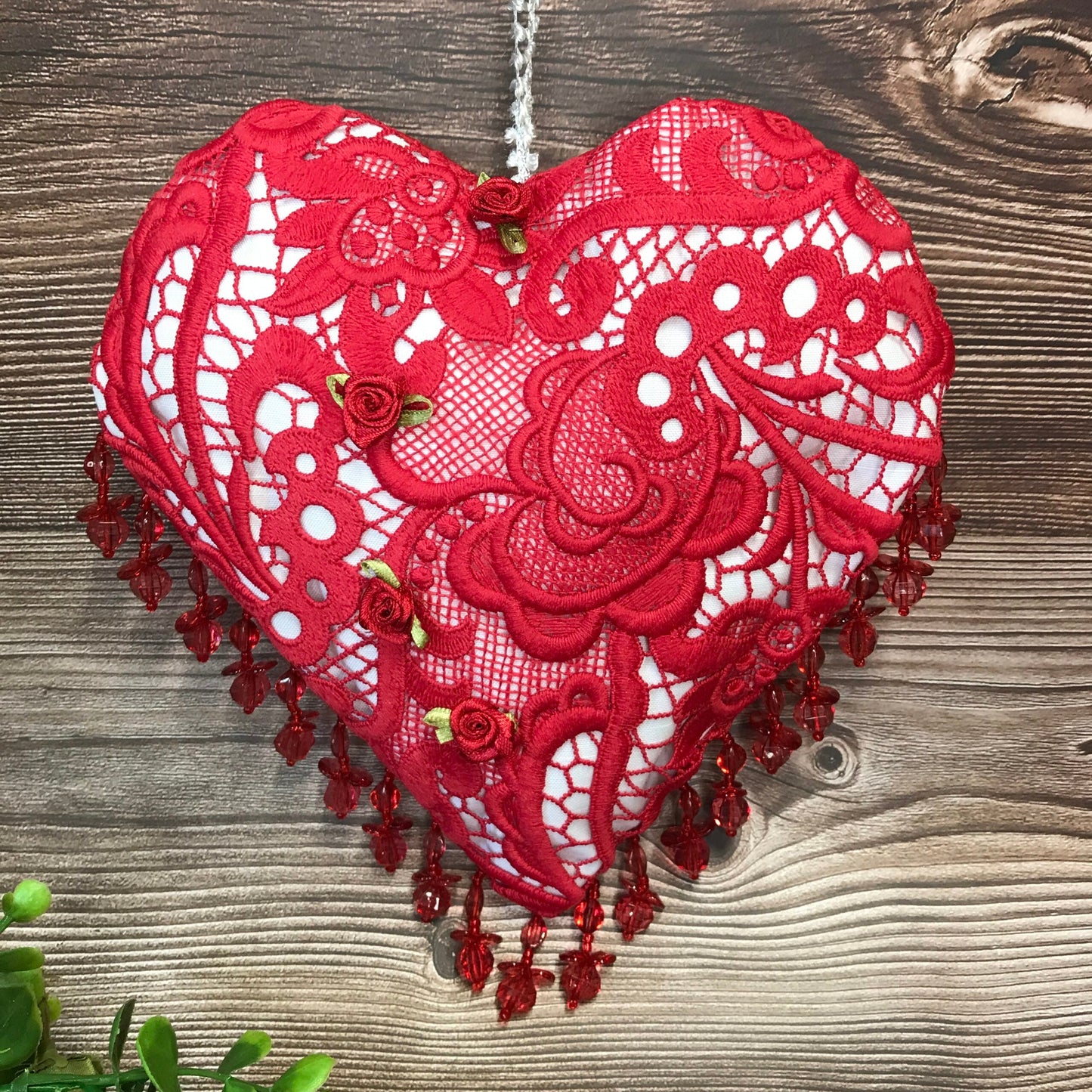 Cœur en dentelle rouge avec petites roses