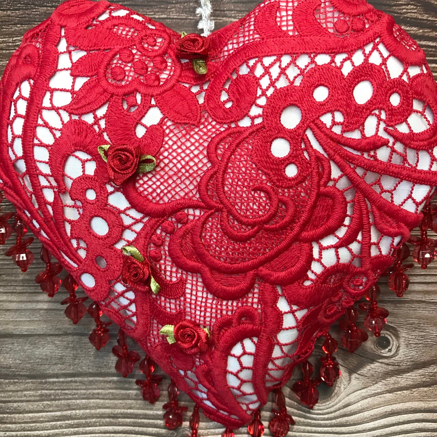 Cœur en dentelle rouge avec petites roses