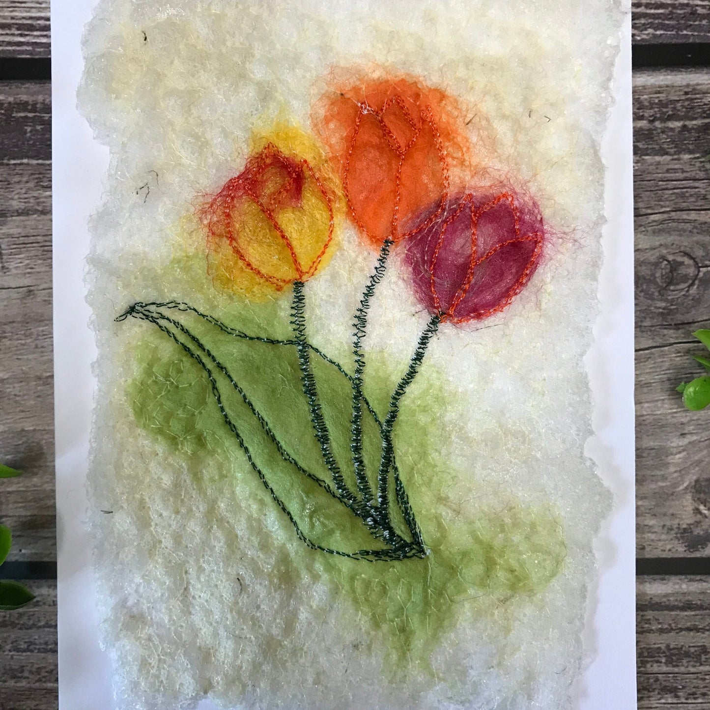 Carte de vœux avec trois tulipes brodée sur la laine
