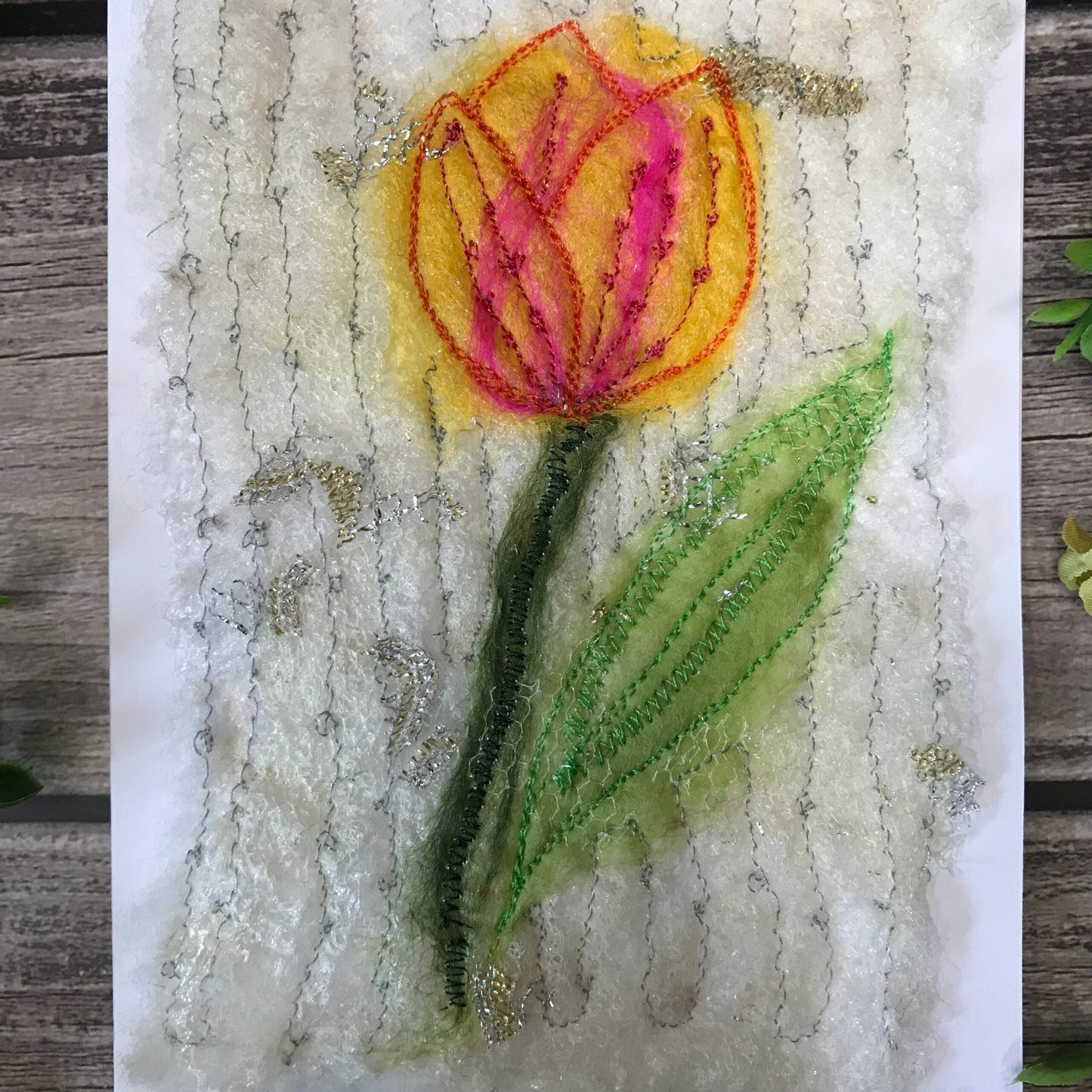 Carte de vœux avec une tulipe jaune-orange brodée sur la laine
