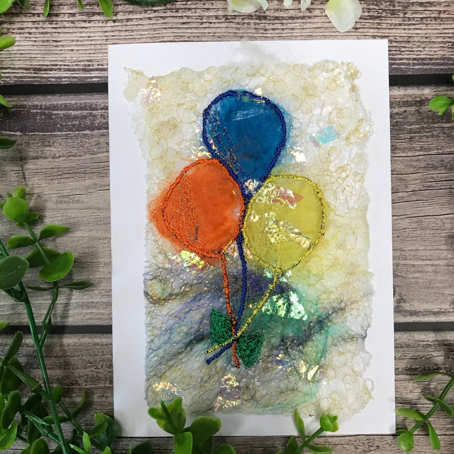 Carte de vœux avec jolis ballons oranges, bleus et jaunes brodée sur la laine