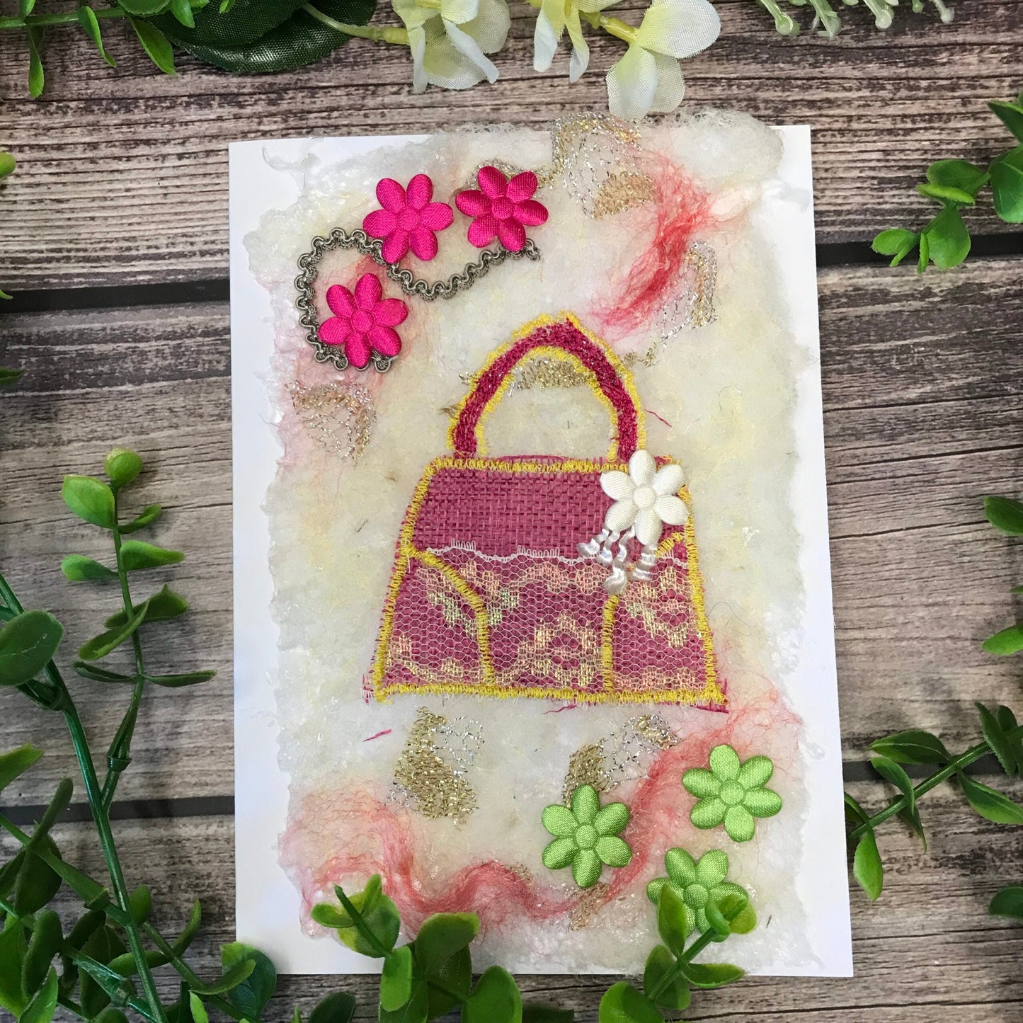 Carte de vœux avec un joli sac à main en jute rose brodée sur la laine