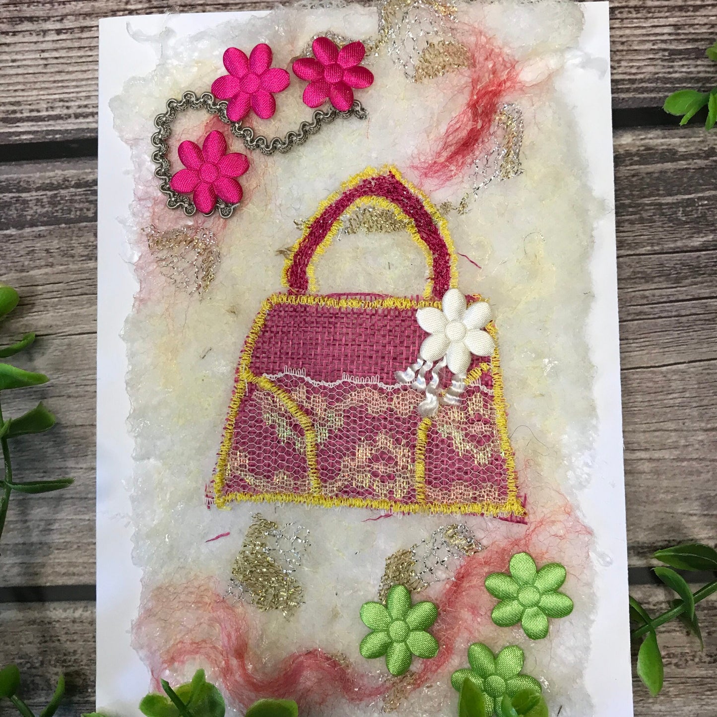 Carte de vœux avec un joli sac à main en jute rose brodée sur la laine