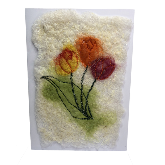 Carte de vœux avec trois tulipes brodée sur la laine