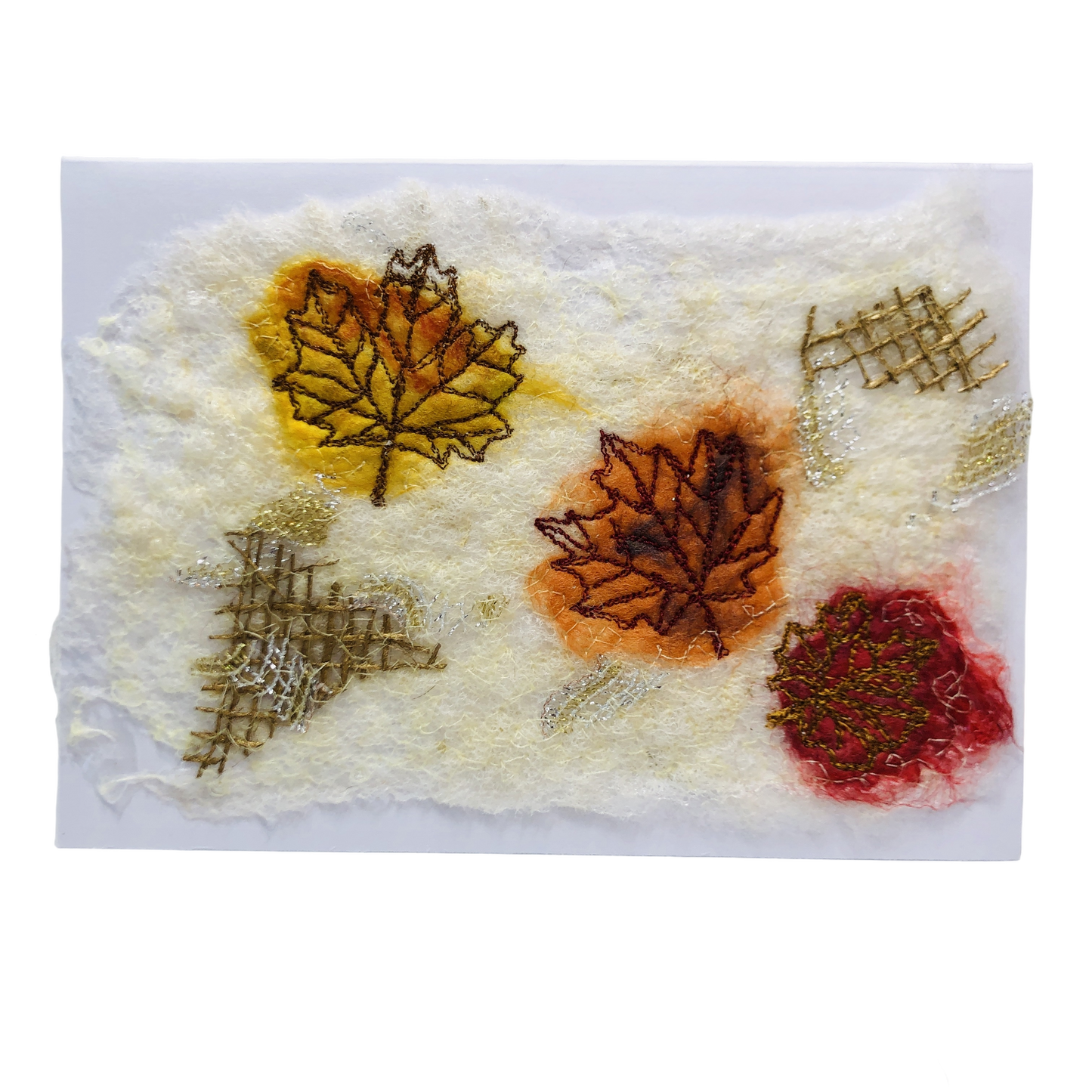 Carte de vœux avec trois feuilles d’érable jaune, orange et rouge brodée sur la laine