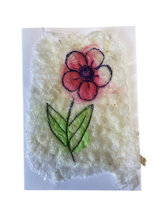 Carte de vœux avec fleur rose brodée sur la laine